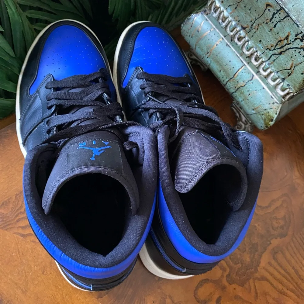 Nike Air Jordan 1 Mid sneakers in the 